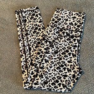 Zyia Snow Leopard Brilliant 24” leggings